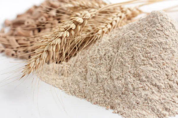 Wholemeal wheat flour and ears of wheat — Stock Photo, Image