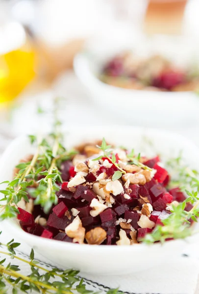 Beets salat with nuts and olive oil — Stock Photo, Image