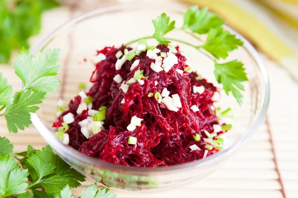 Grated beets and garlic in a transparent bowl — Stock Photo, Image