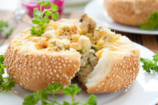在一个小圆面包烤蘑菇 — 图库照片