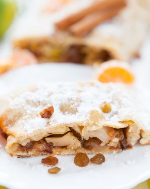 Bir tabak elmalı turta.