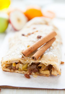 tarçın ile Apple strudel