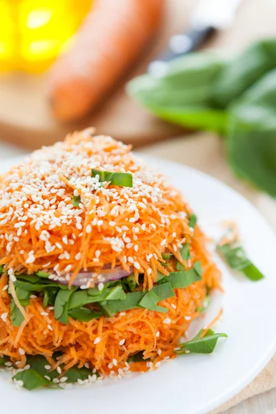 Салат со свежей тертой моркови со шпинатом — стоковое фото