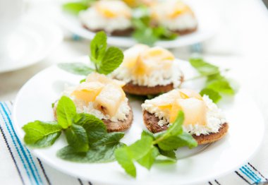 süzme peynir ve armut bisküvi kokulu tatlı,