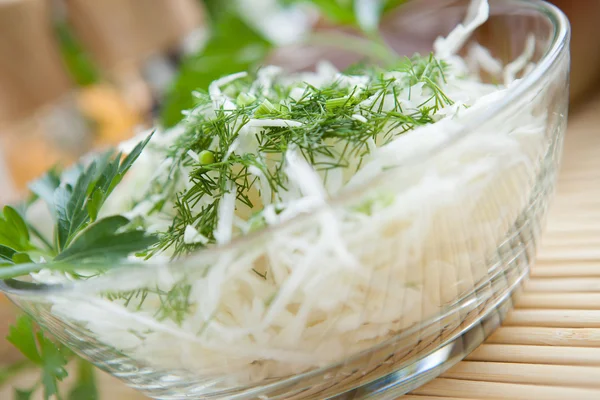 Cabbage salad close-up in a transparent bowl — Stock Photo, Image