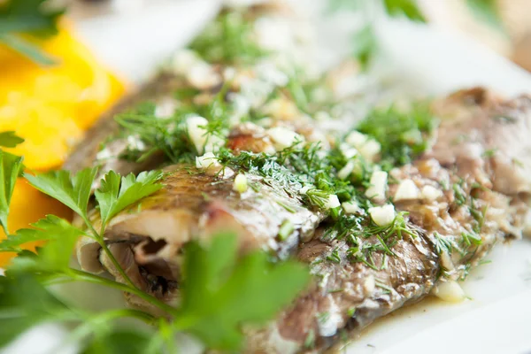 Peixe frito apetitoso com verduras e molho — Fotografia de Stock