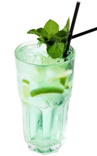 Erfrischender Cocktail mit Eis — Stockfoto