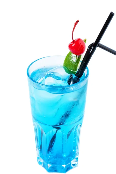 Kühler alkoholischer Cocktail mit einer Kirsche — Stockfoto