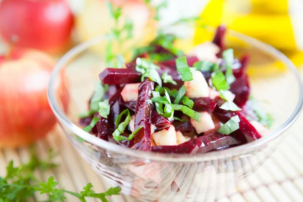 Salat mit Rüben und Äpfeln — Stockfoto