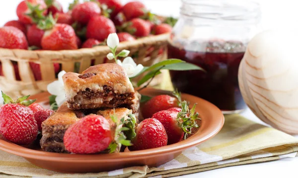 Mañana de fresa. Bayas y deliciosos pasteles — Foto de Stock