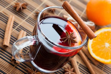 kışa ve baharatlar ile Noel sıcak şarap