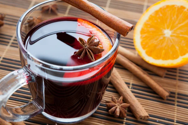 Traditional mulled wine with spices and citrus. — Stock Photo, Image