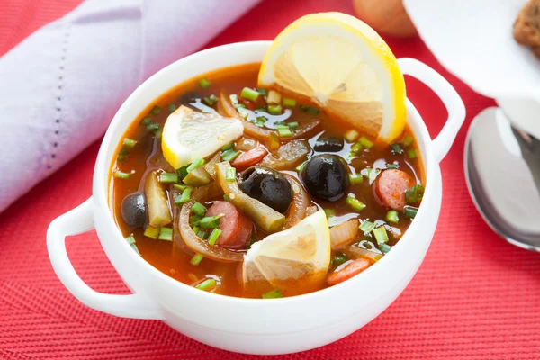 Ungewöhnliche Suppe mit Oliven und Essiggurken — Stockfoto