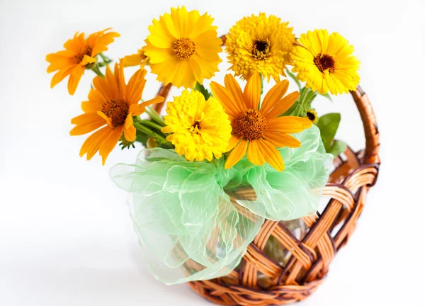 Schöner Strauß gelber Ringelblumen in einem Weidenkorb — Stockfoto