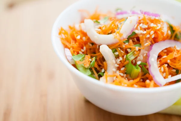 Salad of fresh carrots with onions and sesame seeds — Stock Photo, Image