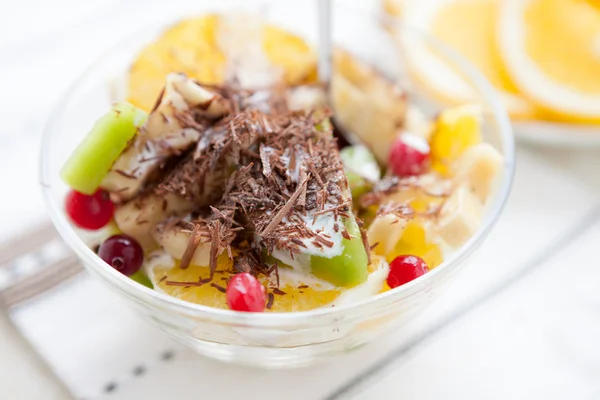 Leichter Obstsalat mit Sahne — Stockfoto