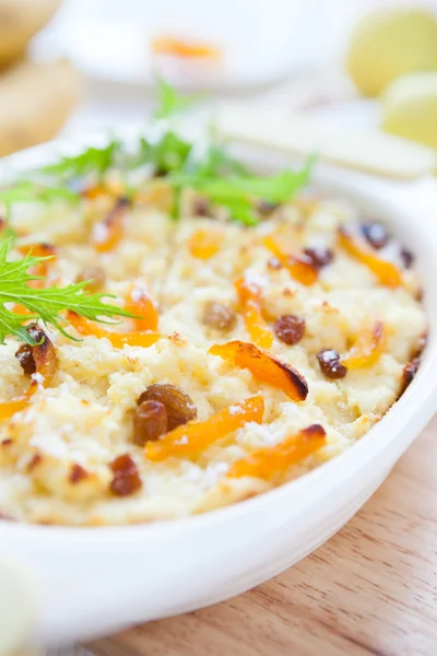 Fruit and cottage cheese in casserole dish — Stock Photo, Image