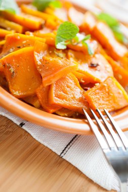 Fırında pişmiş lezzetli ve juicy kabak