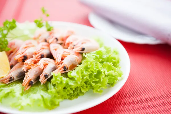 Unpeeled shrimp on a white plate — Stock Photo, Image