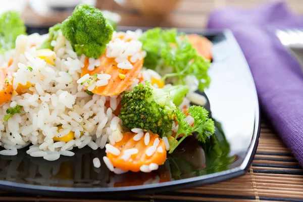 Ris med rostade morötter och broccoli — Stockfoto