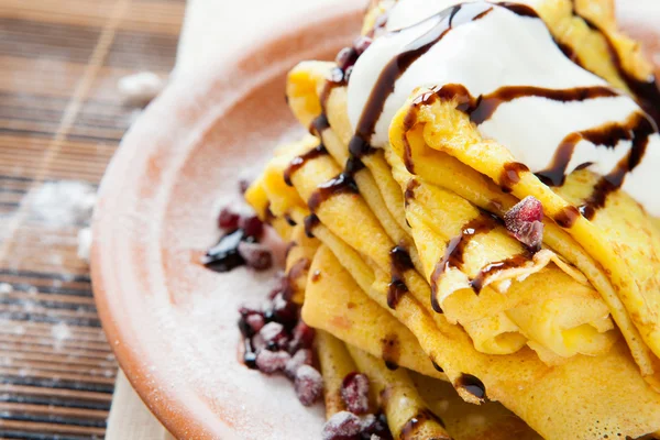 Frittelle dolci con panna acida e salsa — Foto Stock