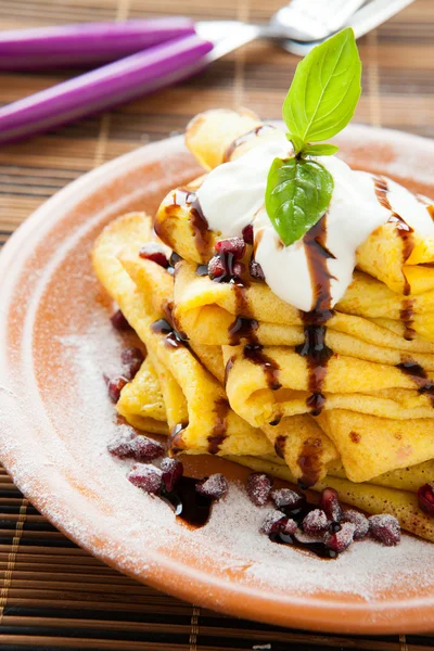 Tortitas con crema y salsa de chocolate — Foto de Stock