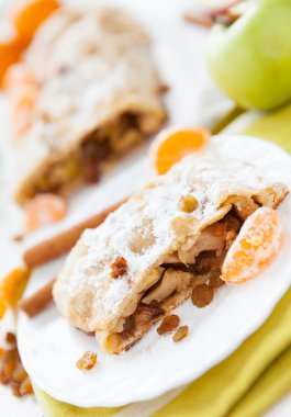 tarçın ve kuru üzüm ile geleneksel elma strudel