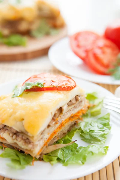 Traditionele lasagne met groenten en Parmezaanse kaas — Stockfoto