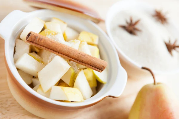 Pear slices with sugar and cinnamon in a pot — Stock Photo, Image