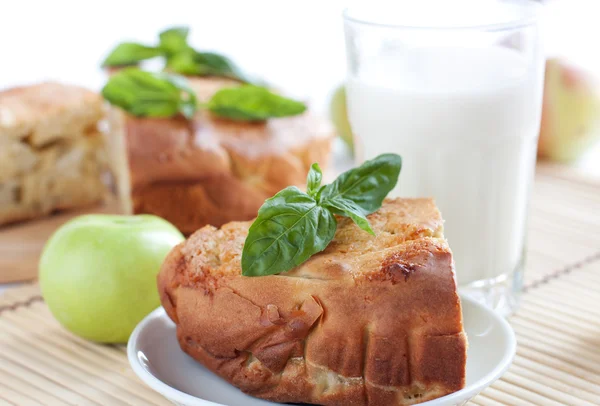 Äppelpaj och mjölk. läckra land frukost — Stockfoto