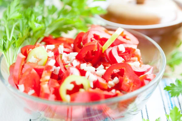 Ensalada de pimentón en un tazón transparente —  Fotos de Stock