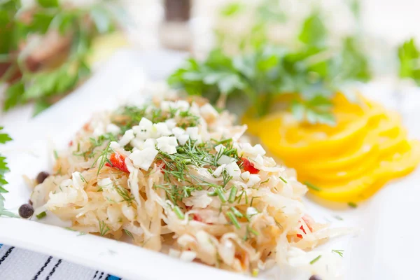 Kohl mit Gemüse und Knoblauch — Stockfoto