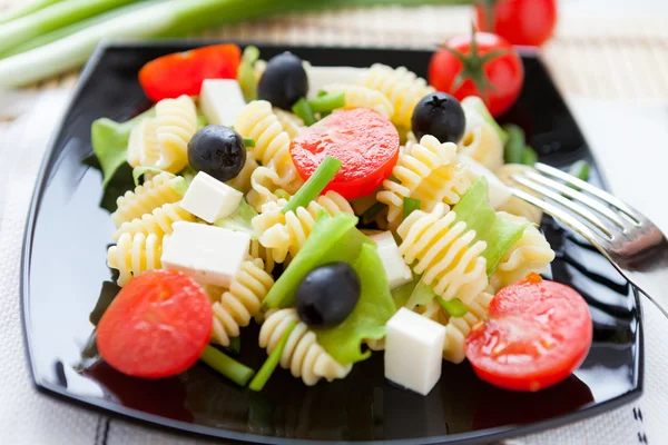 Pasta cocida con verduras y feta —  Fotos de Stock