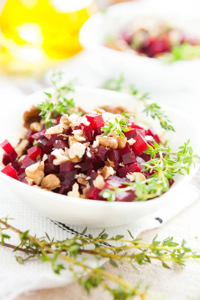 Remolacha hervida con nueces, ensalada en un tazón de ensalada pequeño — Foto de Stock