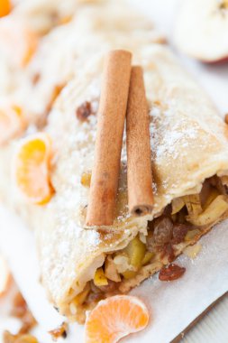 elma ve tarçın bir kesim ile tüm pasta