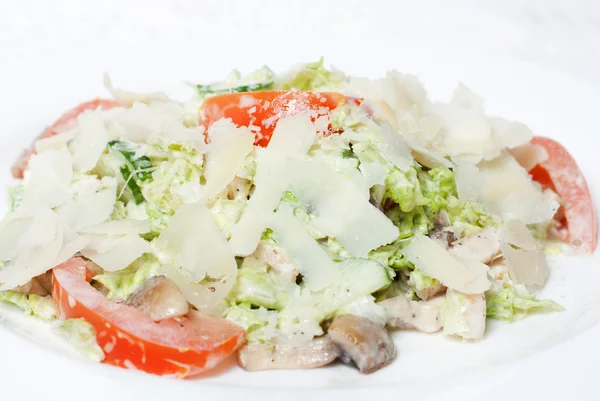 Salad with fresh Pekinese cabbage and tomatoes — Stock Photo, Image