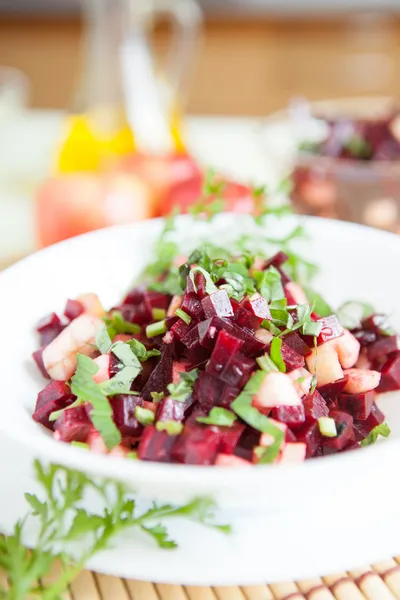 Beet salad with spinach leaves — Stock Photo, Image