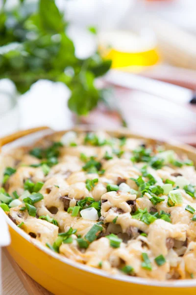 Aardappel pudding met paddestoelen gebakken — Stockfoto