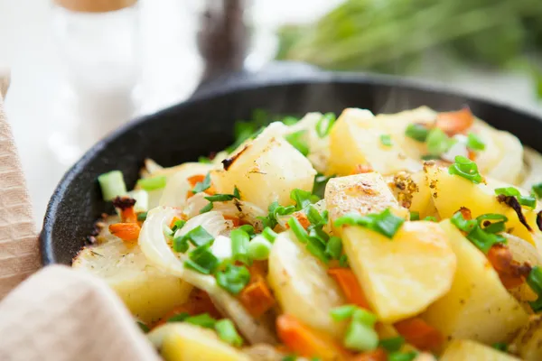 Gyllene bakad potatis med grönsaker — Stockfoto