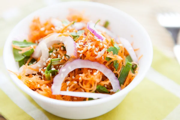 Light salad of fresh carrots and sesame seeds — Stock Photo, Image