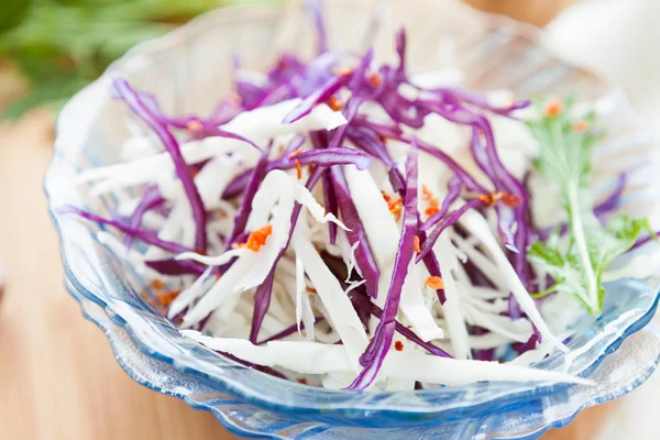 Salada de repolho vermelho e branco — Fotografia de Stock