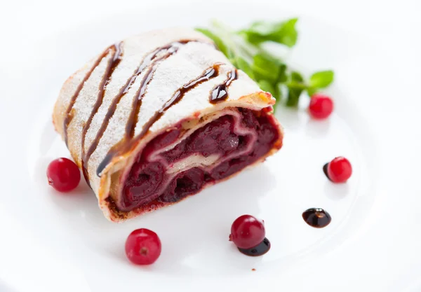 Morceau de tarte aux cerises aux canneberges sur une assiette blanche — Photo