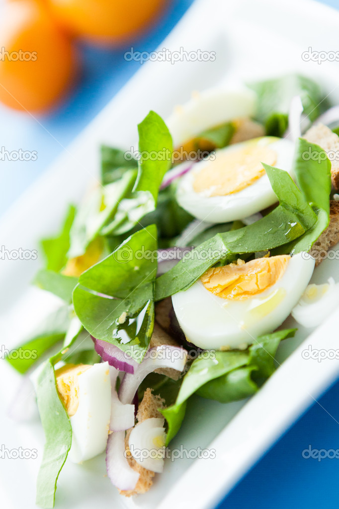 spring salad with spinach and egg