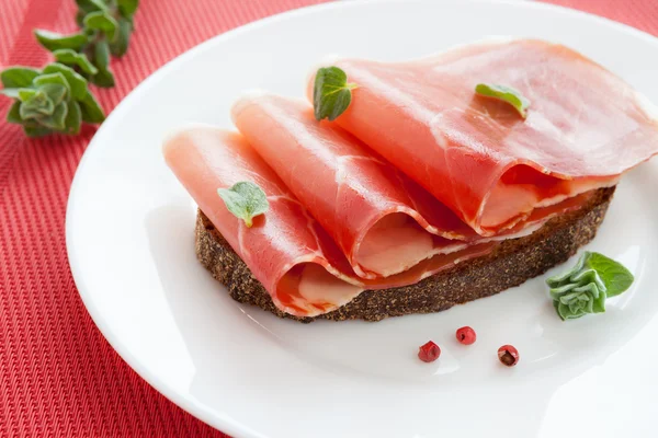 Rebanadas de delicioso jamón en un plato — Foto de Stock