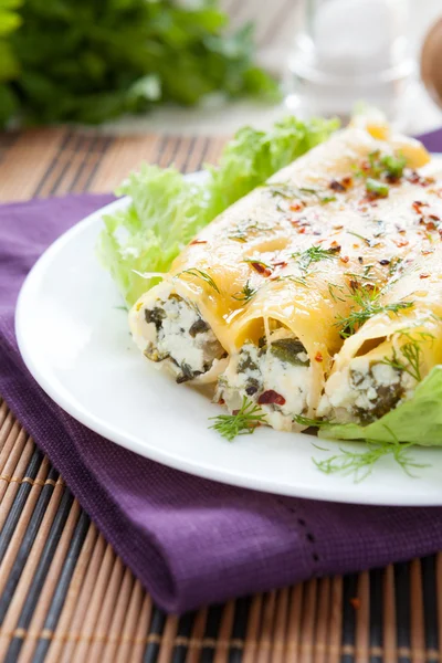 Tubos de repostería con ricotta y espinacas, canelones — Foto de Stock