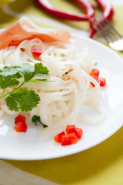 Oriental rice vermicelli on a white plate — Stock Photo, Image