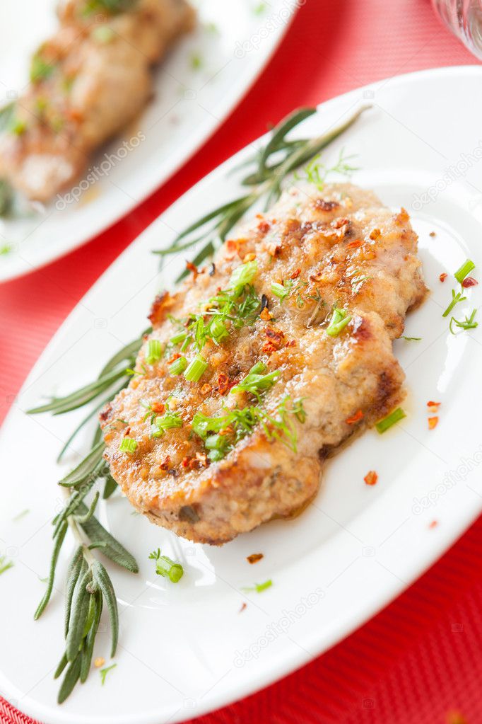 piece of fried meat with rosemary |图库照片08olha afanasieva