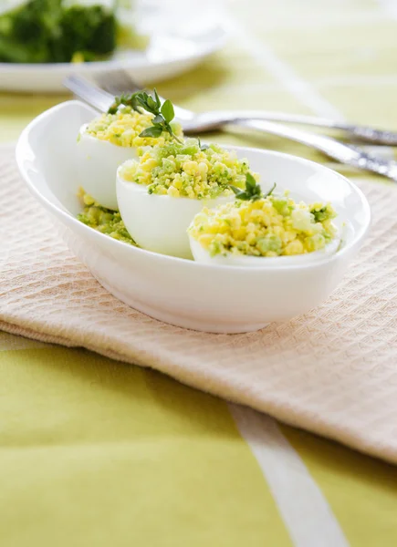 Huevos rellenos en un plato blanco — Foto de Stock