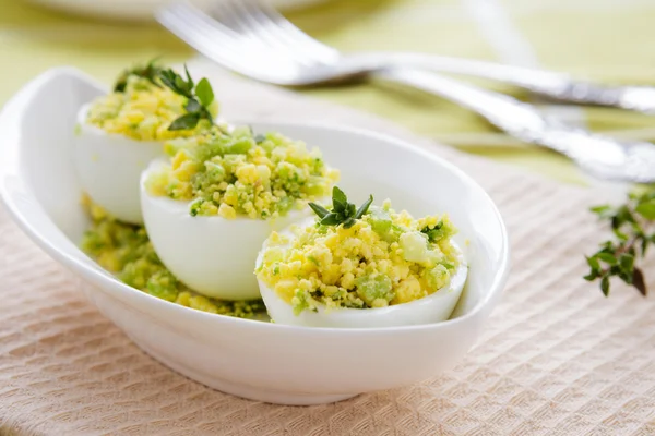 Huevos cocidos rellenos de aguacate —  Fotos de Stock