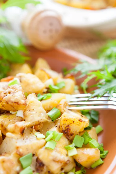 Kartoffeln mit Käse und Gemüse auf einem Teller — Stockfoto